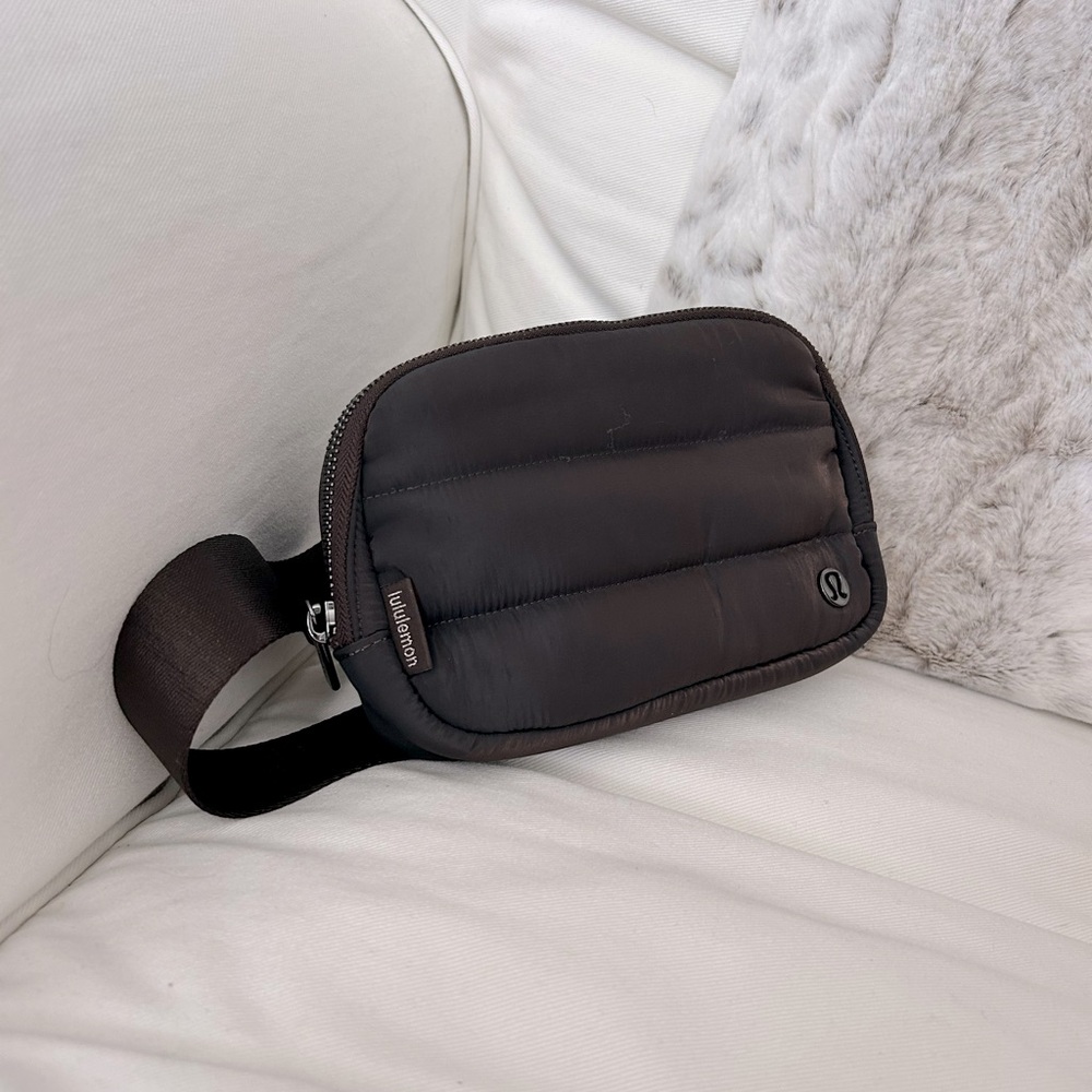 lululemon Wunderpuff Iridescent belt bag in Heathered Espresso